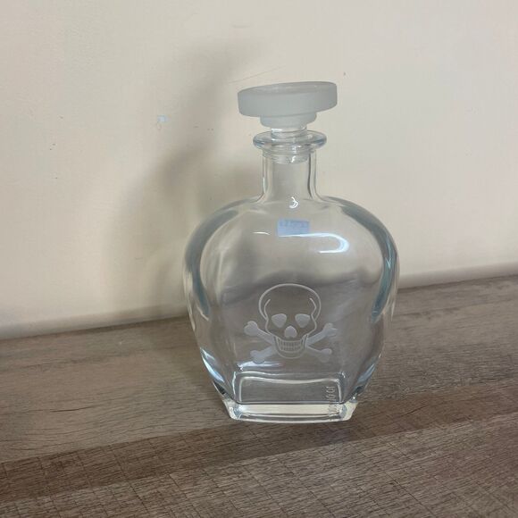 Rolf Glass Skull And Crossbones Decanter Sand Engraved in the USA - Picture 2 of 5
